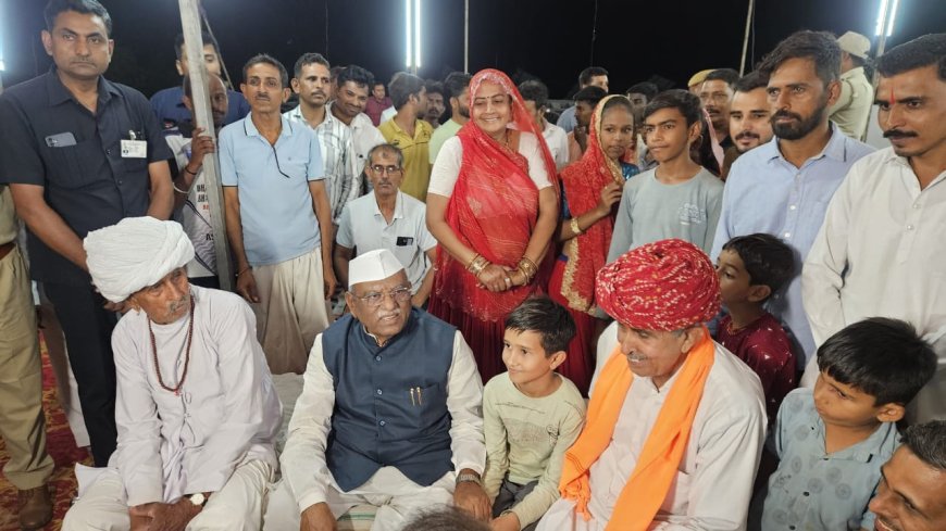 राज्यपाल हरिभाऊ बागडे पहुंचे सांसद लुम्बाराम चौधरी के गांव वाडेली, ग्रामीणों एवं परिजनों से मिलकर जाने हाल-चाल