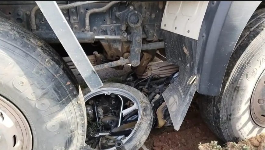 ट्रेलर ने बाइक सवार युवक को 15 फीट धसीटा, युवक की मौत :बाइक और युवक का शव ट्रेलर के नीचे फंसा