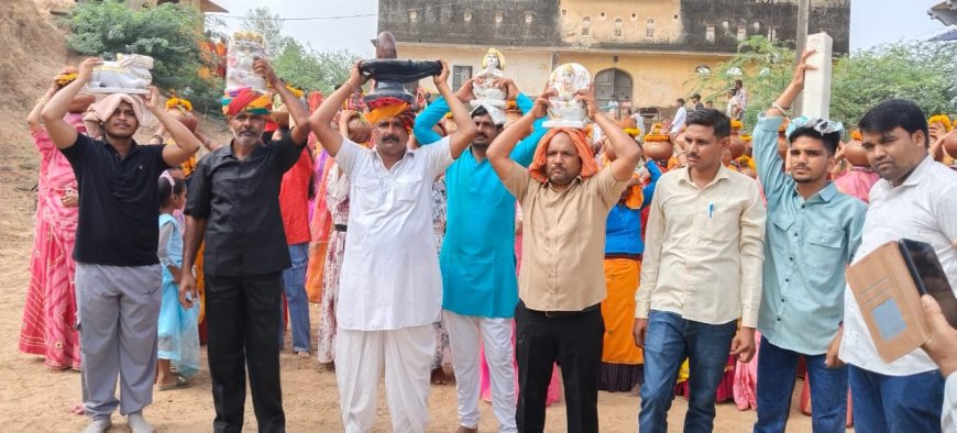 अनंतवाडा गांव में गंगा माता मंदिर से निकली शोभायात्रा,महिलाओं ने गाये मंगलगीत, हाथों में पताका लेकर नजर आयें श्रद्धालु
