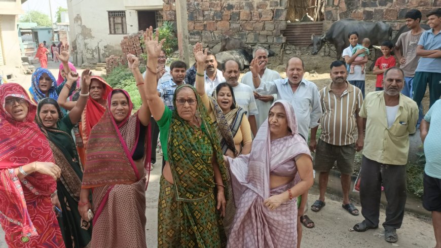 नौगावा पानी की समस्या को लेकर महिलाओं ने किया जलदाय कार्यालय का घेराव, जलदाय कर्मचारीयों के खिलाफ की नारेबाजी