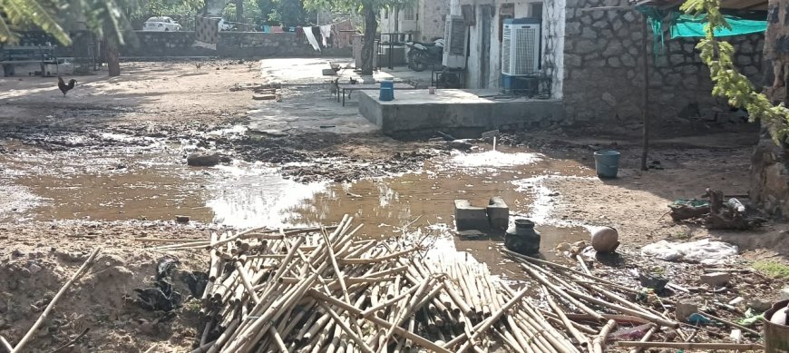 आवासीय कॉलोनी में व्यर्थ बह रहा हजारों लीटर पानी
