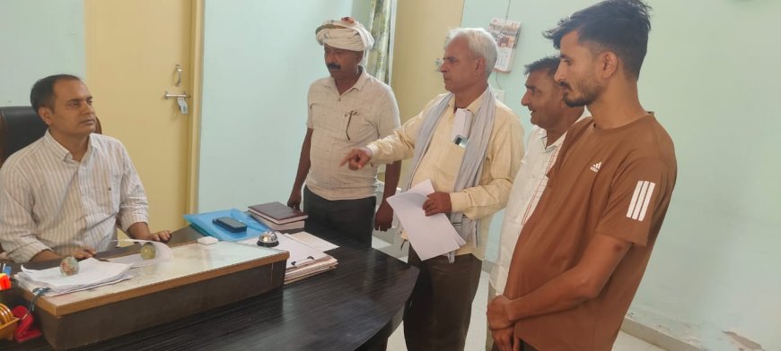 विकास कार्यों की जांच को लेकर उपखंड अधिकारी व विकास अधिकारी को सौंपा ज्ञापन