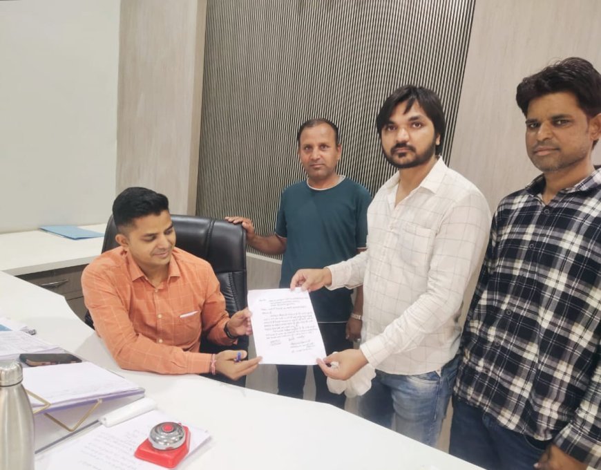 वार्ड में पेच वर्क कार्य करवाने नगर परिषद सहायक अभियंता को सौंपा ज्ञापन