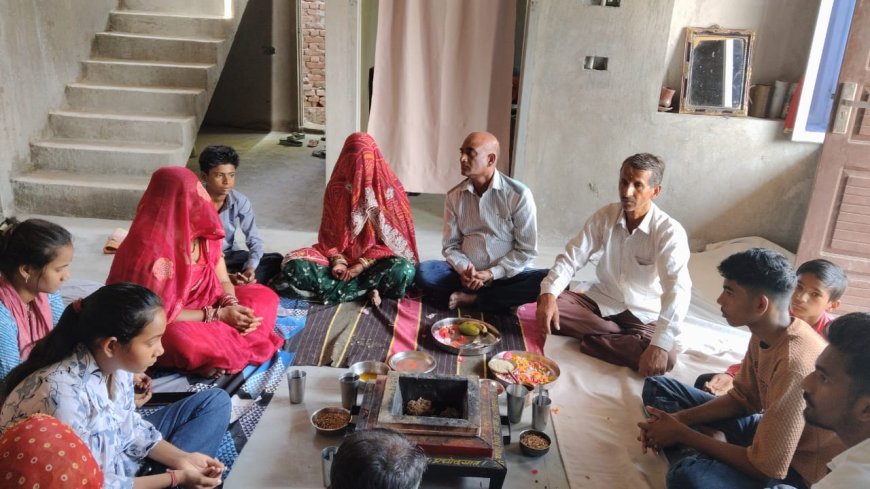 लोक कल्याण एवं विश्व शांति हेतु गायत्री यज्ञ मे आहुतियां दी