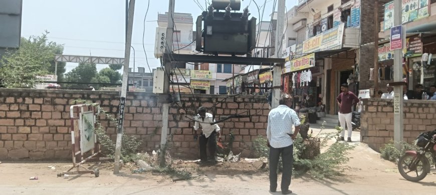 गर्मी से ट्रांसफार्मर में लगी आग , बिजली सप्लाई बंद की गई तो टला बड़ा हादसा