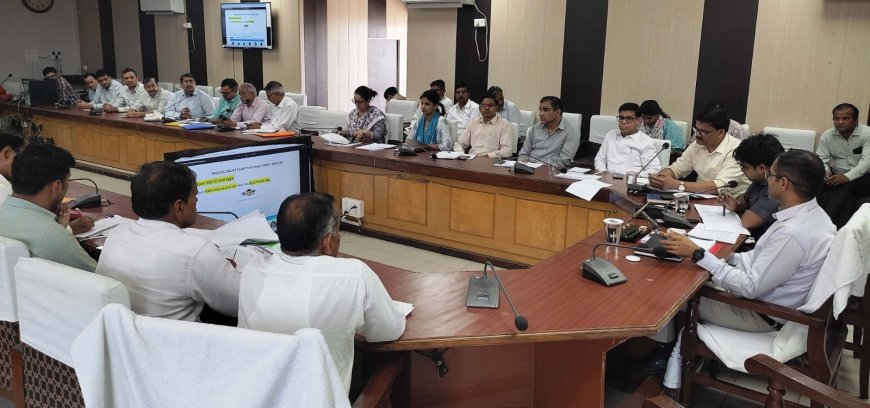 विभिन्न विकास योजनाओं की समीक्षा बैठक आयोजित ग्रामीण क्षेत्रों में बडे पोखर चिन्हित कर मॉडल के रूप में विकसित करें-जिला कलक्टर