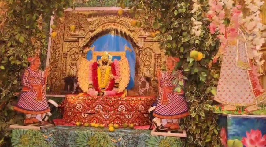 कमल कुंड में दिव्य नौका विहार, बांके बिहारी रूप में सजे लड्डू गोपाल