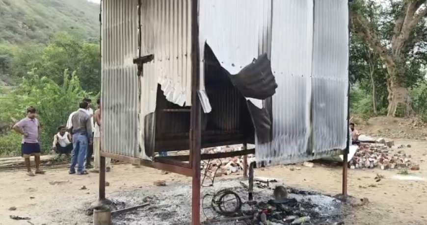 दुकान के खोखे में आग लगा कर की तोड़फोड़