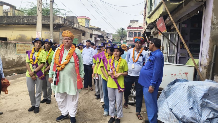 स्वामी केशवानंद शिक्षण संस्थान के मेधावी छात्र-छात्राओं का निकाला विजयी जुलूस