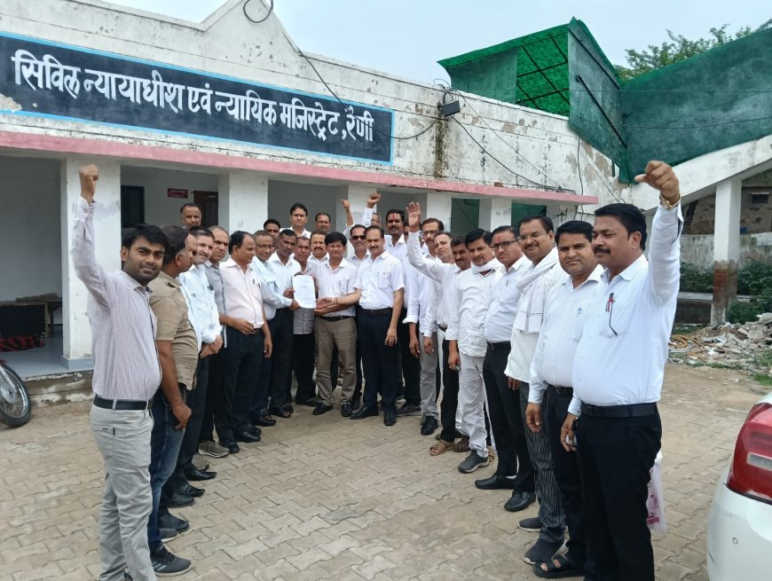 रैणी में वकीलों का विरोध प्रदर्शनः तहसील परिसर में ही कोर्ट भवन की मांग, एसडीएम को सौंपा ज्ञापन