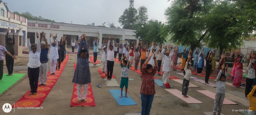 अंतरराष्ट्रीय योग दिवस 2025 :महात्मा गांधी सीनियर सेकेंडरी स्कूल पृथ्वीपुरा में सैकड़ो लोगों ने योग दिवस के अवसर पर किया योगा