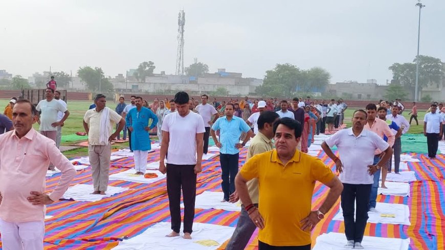 महुवा मे 11वे अंतर्राष्ट्रीय योग दिवस पर आमजन के साथ विधायक ने किया योग