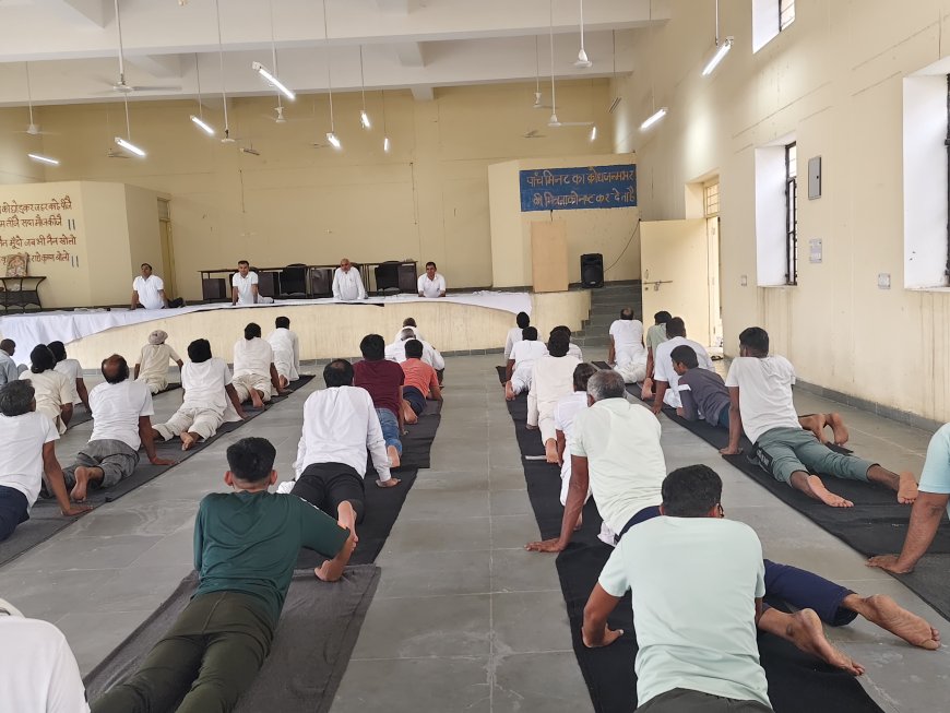विशिष्ट केन्द्रीय कारागृह श्यालावास में जेल कार्मिकों के साथ बंदियों ने योगाभ्यास कर मनाया योग दिवस