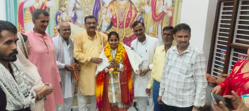 उमड़ा जनसैलाब पुष्प वर्षा कर  देवी शिवांगी दीदी का किया स्वागत