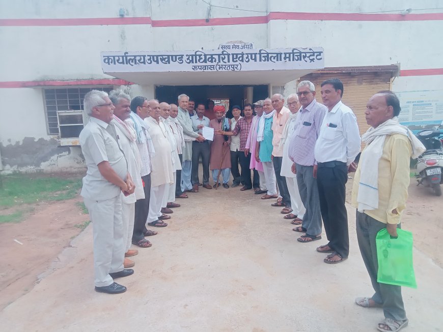 पेंशनरों ने विधेयक वापस लेने की मांग को लेकर उपखंड अधिकारी को सौपा ज्ञापन