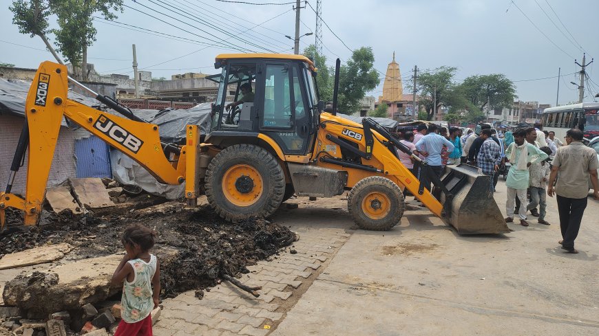 नगरपालिका ने कठूमर रोड पर हटायाअतिक्रमण, उपखण्ड अधिकारी के निर्देश पर की कार्यवाही