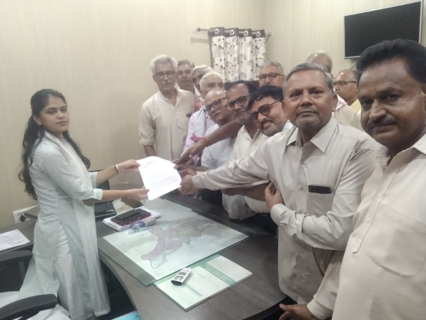 राजस्थान पेंशनर्स  समाज उप शाखा महुआ के अध्यक्ष के नेतृत्व में सैकड़ो पेंशनर्स ने उपखंड अधिकारी को अपनी मांगों को लेकर दिया ज्ञापन