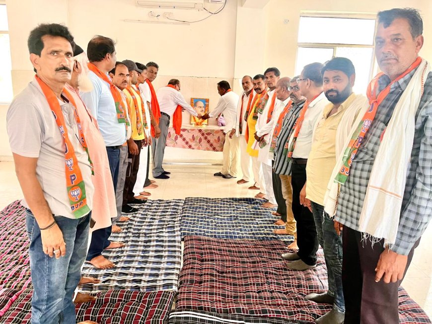 महुवा मंडावर में भाजपा कार्यकर्ताओं ने डॉक्टर श्यामा प्रसाद मुखर्जी की 72 वी  पुण्यतिथि  व आपातकाल के 50 वे बलिदान दिवस के रूप में मनाया