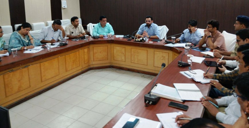 सरकार की मंशा के अनुरूप जिले के विकास को दे गति सभी अधिकारी रिजल्ट बेस कार्य कर आमजन को योजनाओं का लाभ दिलाऐं - जिला कलक्टर