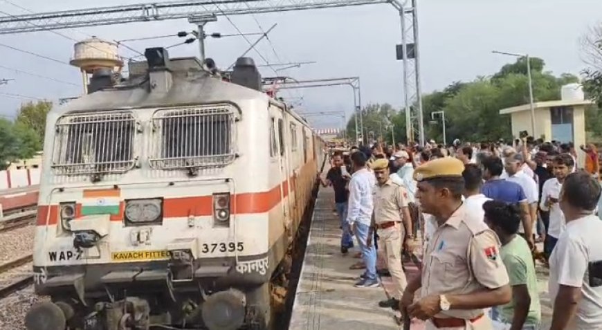 प्रयागराज ट्रेन का राजगढ़ मे शुरू हुआ ठहराव, ट्रेन चालक और परिचालक का किया स्वागत