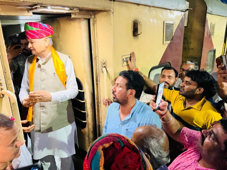 पूर्व मुख्यमंत्री अशोक गहलोत का जयपुर से जोधपुर जाते समय कुचामन रेलवे स्टेशन पर किया स्वागत