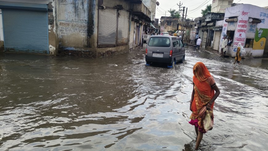 कई जगह हुई हल्की बारिश, गर्मी से मिली थोड़ी राहत सड़क पर पानी बना बाधक
