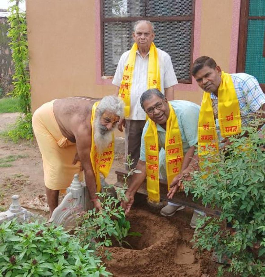 श्री श्री 1008 महामंडलेश्वर हरिदास जी महाराज टीलाद्वारों आश्रम में किया पौधारोपण