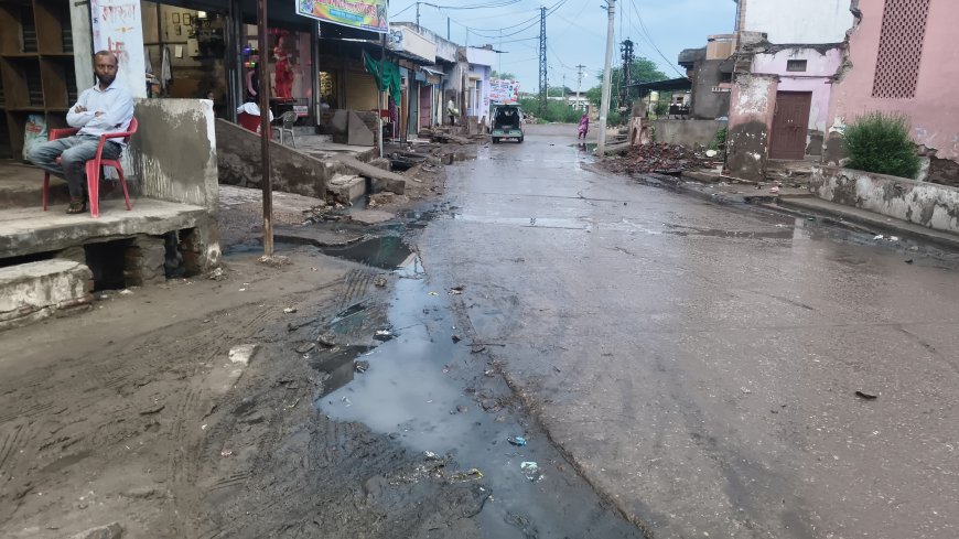 सड़क पर बह रहा है गंदा पानी लोग परेशान