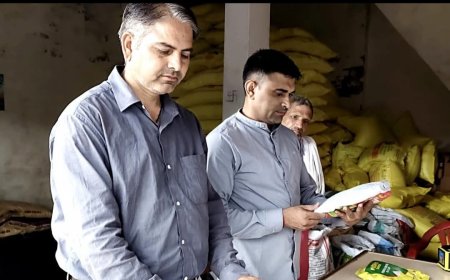 कृषि अधिकारियों ने किया  खाद भंडारों की दुकानों का निरीक्षण