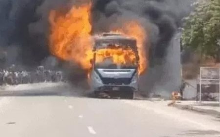 दिल्ली से आ रही एसी बस अचानक आग का गोला बनी, ढाई घंटे तक जलती रही, बाल-बाल बचे यात्री