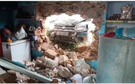 तेज रफ्तार कार ने तोड़ी दीवार, बुजुर्ग महिला बाल-बाल बची, नशे में धुत युवक हिरासत में