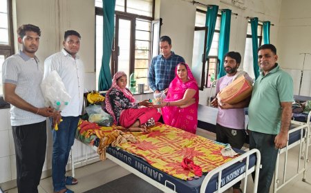 नगर पालिका की चैयरमेन शकुंतला बल्लीराम सैनी ने चिकित्सालय में मरीजों को बाटे फल बिस्कुट अन्य खाद्य सामग्री