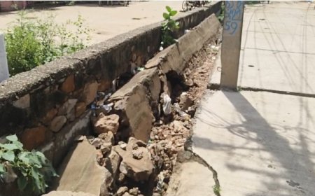 देर रात बरसात से कस्बे के अवैध बेसमेंटों में पानी भरा दीवार क्षतिग्रस्त हो सकतें हैं बड़े हादसे