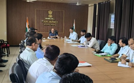 जिला कलक्टर की अध्यक्षता में साप्ताहिक समीक्षा बैठक आयोजित