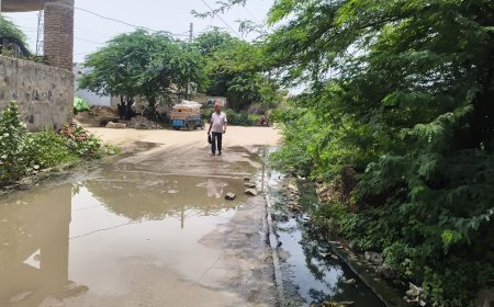 सड़कों पर बह रहा है गंदा पानी लोग परेशान