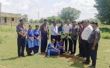 मुख्य ब्लाक शिक्षा अधिकारी बजरंग सिंह राठौड़ का स्वागत कर किया पौधारोपण