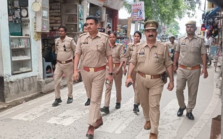 पुलिस इंस्पेक्टर दातागंज ने पैदल गश्त करके लोगों से किया संवाद