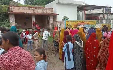 शिक्षकों और कक्षा-कक्षों की कमी को लेकर ग्रामीणों का फूटा गुस्सा, बिंधियाभाटा में किया चक्काजाम