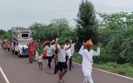 ध्वजा पूजा के बाद पदयात्रा हुई रवाना