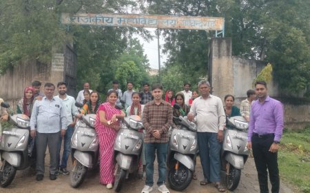 महाविद्यालय गोविंदगढ़ में  छात्राओं को मिली स्कूटी ,छाई खुशी की लहर