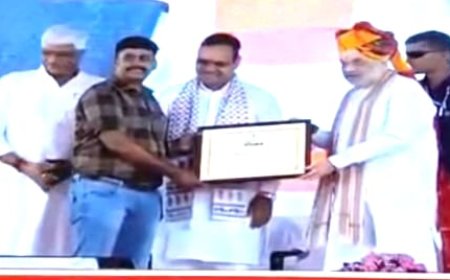 नौगांव चीडवा सहकारिता समिति सचिव मुकेश कुमार सचदेवा को गृहमंत्री ने किया सम्मानित
