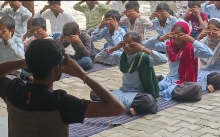 आयुष्यान आरोग्य मंदिर  चिमरावली गोड़ मे योग प्रशिक्षिक ने कजोता विद्यालय में कराया योग