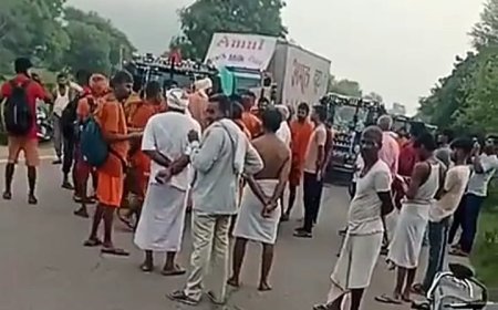 स्कूटी की टक्कर से कांवड़िए को लगी टक्कर कांवड़ खंडित