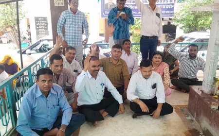 हाईकोर्ट के सम्मान में न्यायिक कर्मचारी मैदान में की तर्ज पर चौथे  दिन मंगलवार को राजगढ़ में भी हनुमान चालीसा पठन के साथ न्यायिक कर्मियों का अनिश्चितकालीन धरना प्रदर्शन जारी रहा