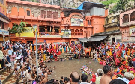 लोहार्गल  सूर्य कुंड में हरियाली अमावस्या पर हजारों श्रद्धालुओ ने लगाई आस्था की डुबकी, श्रद्धालुओं की भीड़