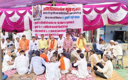 मुआवजे से असंतुष्ट मृतको के पिता ग्रामीण बैठे दूसरे दिन भी भूख हड़ताल कर धरने पर