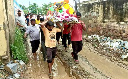 नगर पालिका क्षेत्र मे दिनों गंदगी का आलम:  कीचड भरे रास्ते से निकाली शवयात्रा