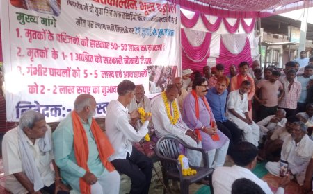 मुआवजे से असंतुष्ट मृतको के पिता ग्रामीण बैठे तीसरे दिन भी भूख हड़ताल कर धरने पर