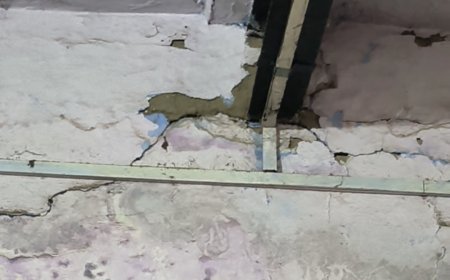 गोविन्दगढ़ के सैदमपुर स्कूल का जीर्णशीर्ण भवनः 4.50 करोड़ स्वीकृत होने के बावजूद 303 बच्चे दरारों वाले कमरों में पढ़ने को मजबूर