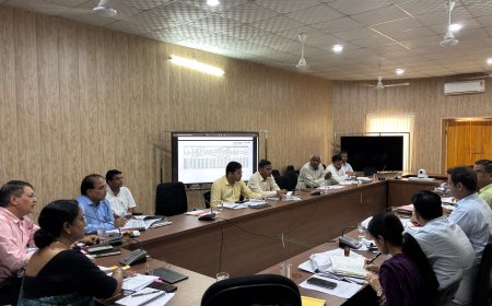 जिला कलक्टर ने जिले के समस्त शहरी व ग्रामीण क्षेत्र के जर्जर मकानों, शासकीय भवनों, विद्यालयों व आंगनबाड़ी केंद्रों के भवनों के सघन सर्वे के दिए निर्देश